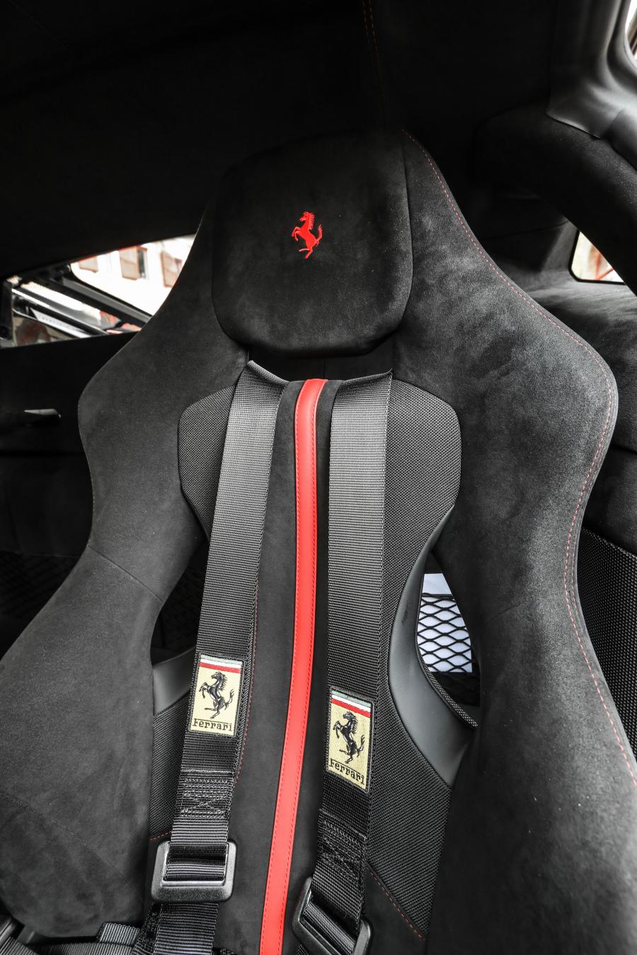 Детали интерьера Ferrari 488 Pista 2018 года  (WW) (фото 41 из 42)